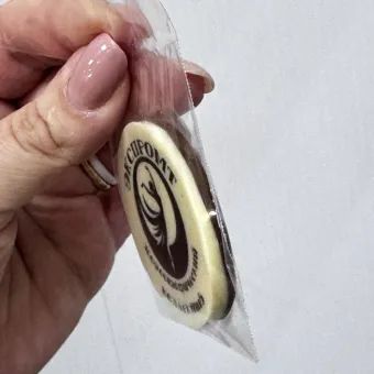 Шоколадный медиант с логотипом, белый и молочный шоколад, пакет БОПП