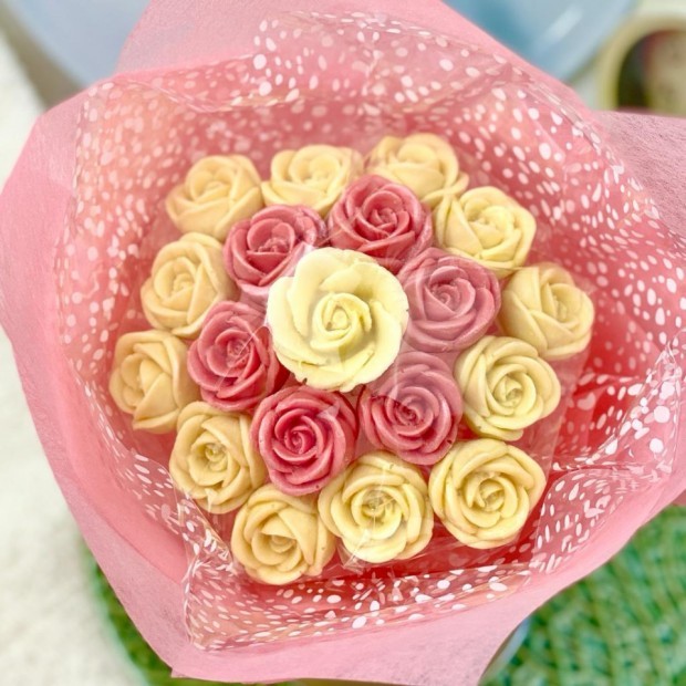 Букет из шоколадных роз "Клубника со сливками", 19 шт, конус