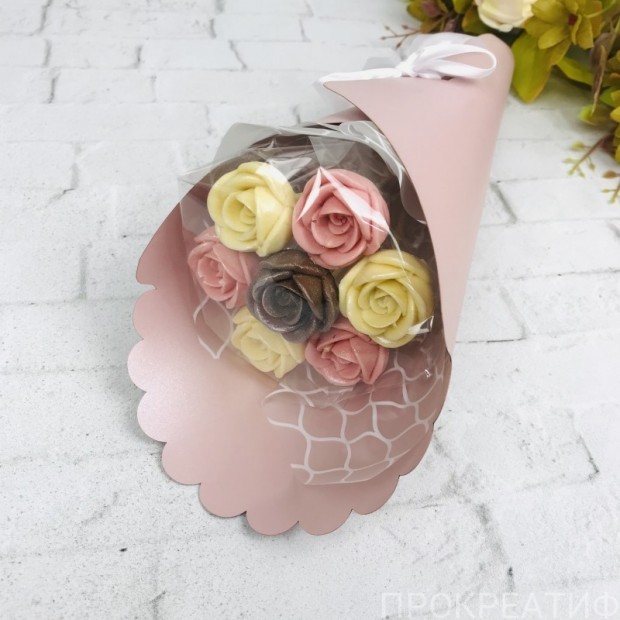 Букет из шоколадных роз "Ассорти малое", 7 шт, конус розовый