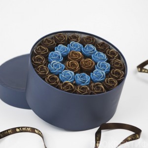 Шоколадные розы 29 шт в шляпной коробке, три шоколада, синий
