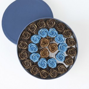 Шоколадные розы 29 шт в шляпной коробке, три шоколада, синий