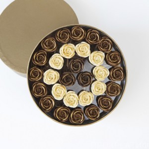 Шоколадные розы 29 шт в шляпной коробке, три шоколада, золотой