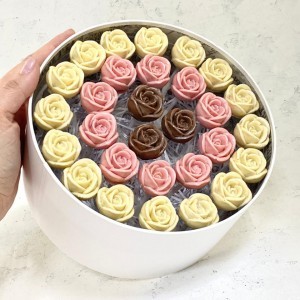 Шоколадные розы 29 шт в шляпной коробке, три шоколада, розовый