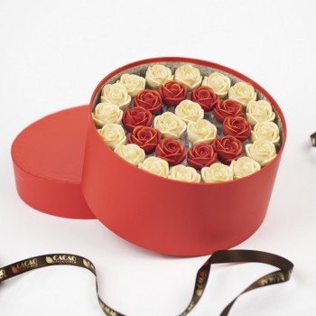 Шоколадные розы 29 шт в шляпной коробке, белый шоколад, красный