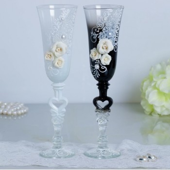 Набор свадебных бокалов "Ажур", с лепниной и бисером, чёрно-белый, с сердцем на ножке
