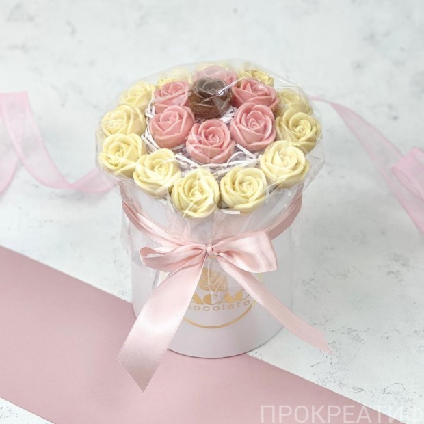 Шоколадные розы 19 шт в круглой коробке, три шоколада, розовый
