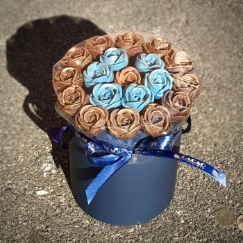 Шоколадные розы 19 шт в круглой коробке, три шоколада, синий