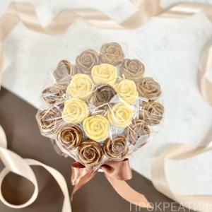 Шоколадные розы 19 шт в круглой коробке, три шоколада, золотой