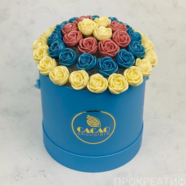 Шоколадные розы 41 шт в круглой коробке, два шоколада, голубой