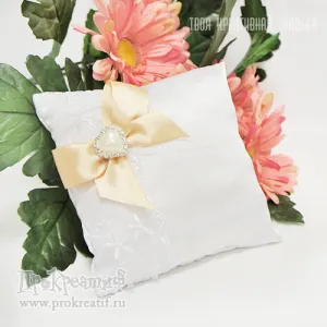 Подушечка "Перламутровое сердце" Подушечка "Перламутровое сердце"